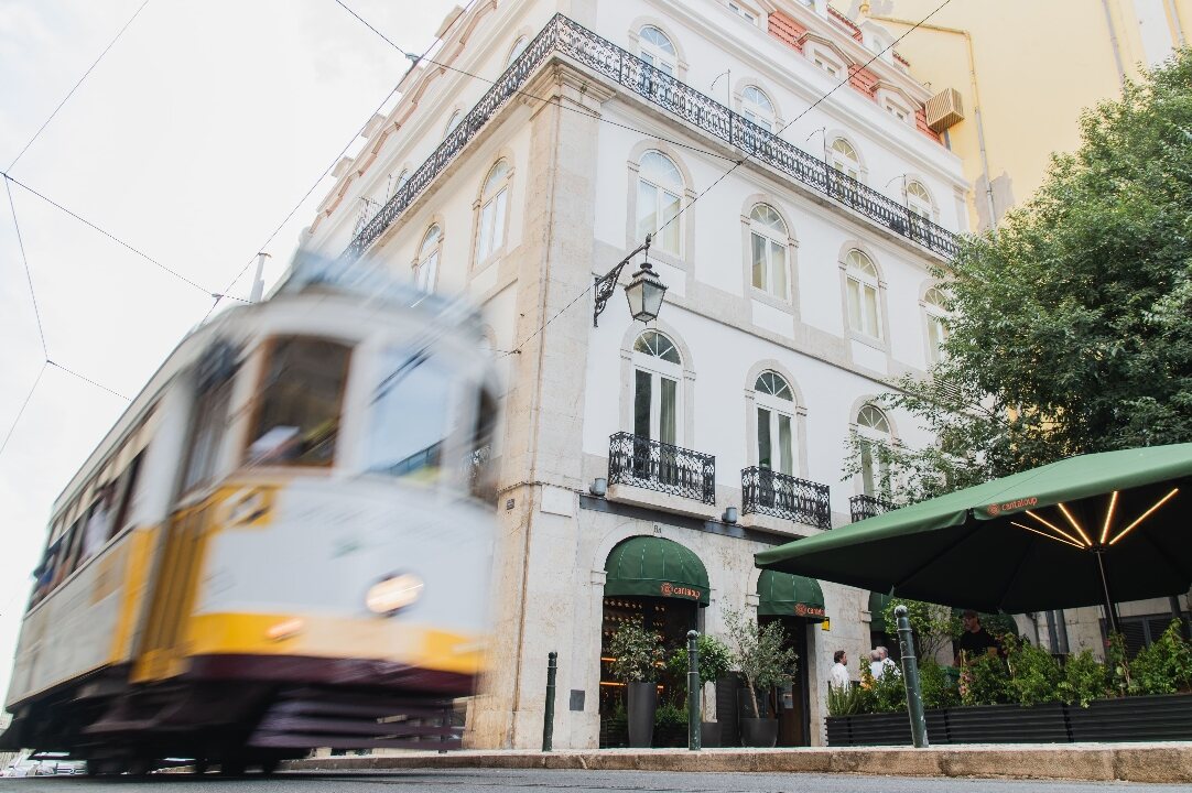 Eléctrico a passar em frente ao Cantaloup Lisboa, no Chiado