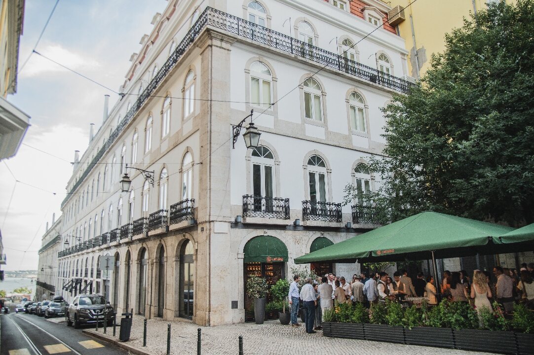 Fachada e esplanada no Largo do Picadeiro